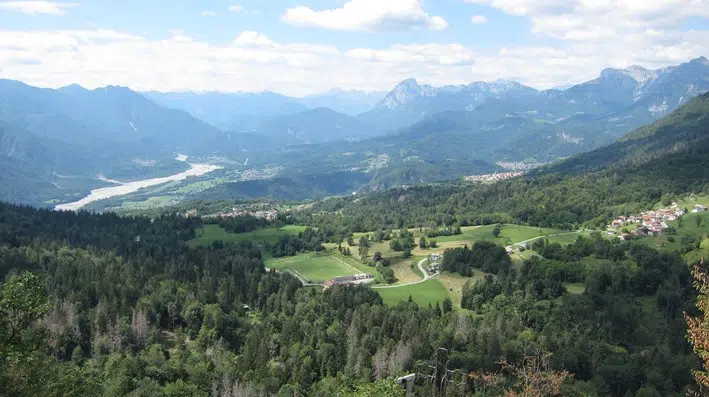 Vista dal monte Forchedana sulla piana di Allegnidis